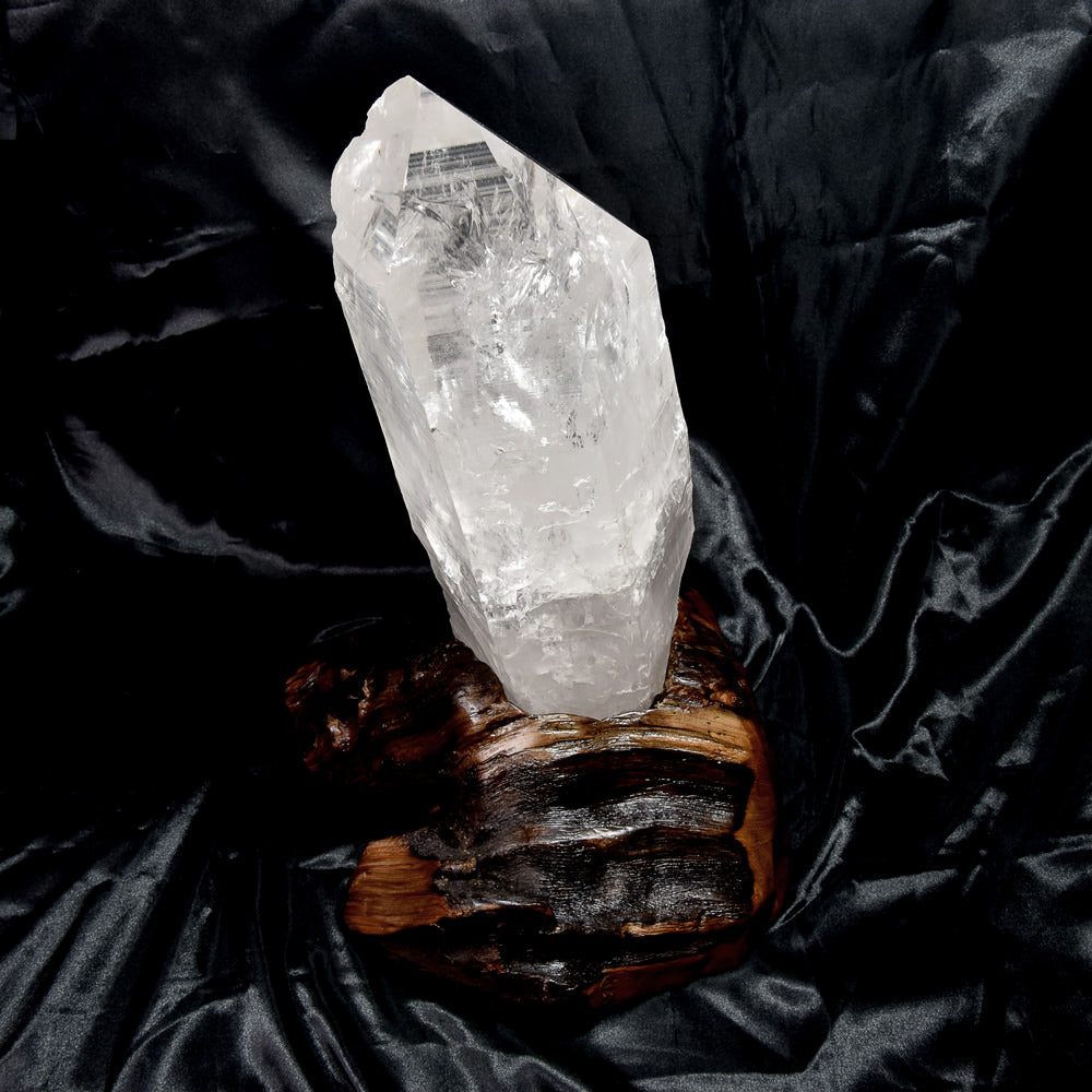 パールヴァティ渓谷産ヒマラヤ水晶 ポイント 31x11x10cm 屋久杉台座付き #GA106