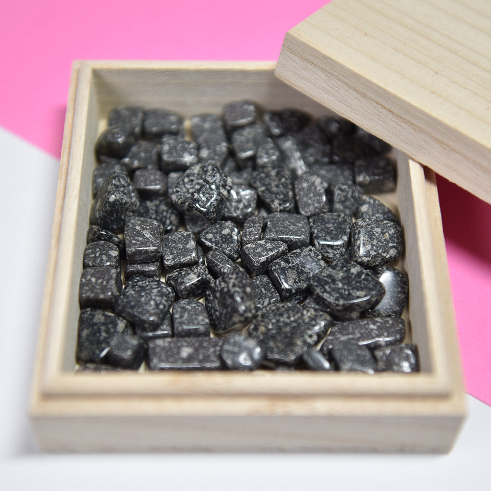 日本の石] 御嶽黒光真石 さざれ 100g #QA017 – premium stone gallery