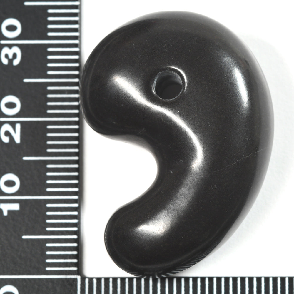 三重県産 那智黒石 勾玉 33x23x12.7mm #RC047