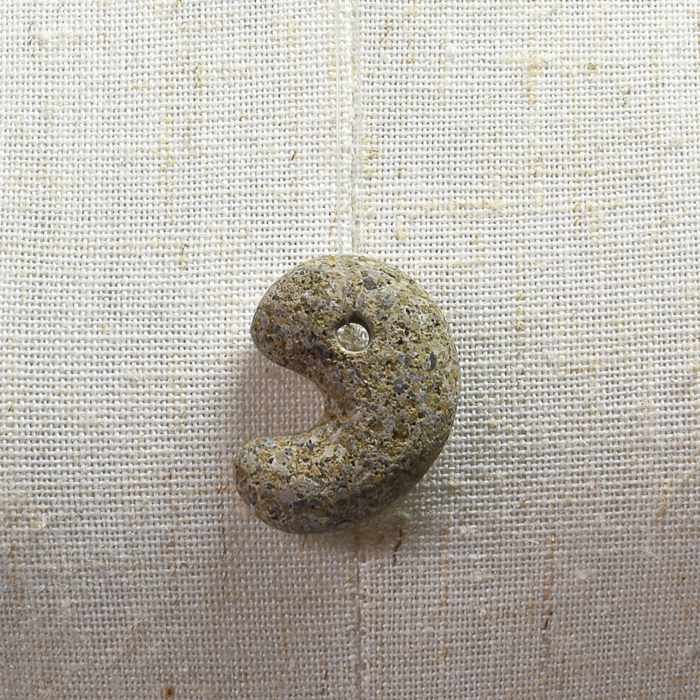 島根県産 出雲石（来待石）勾玉 23.6x17.9x9.8mm #QB112