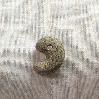 島根県産 出雲石（来待石）勾玉 23.6x17.9x9.8mm #QB112