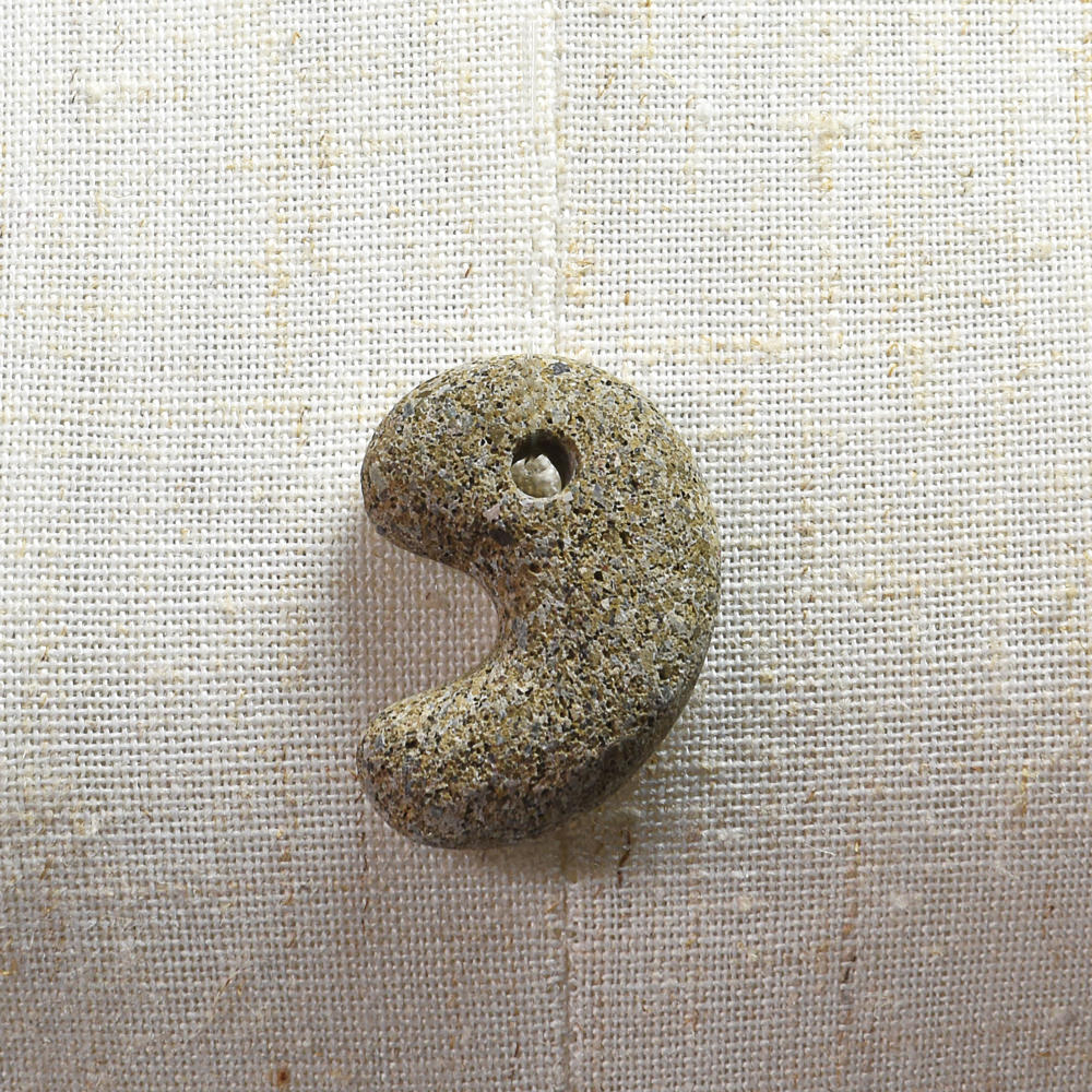 島根県産 出雲石（来待石）勾玉 27.5x20.5x10.6mm #QB113