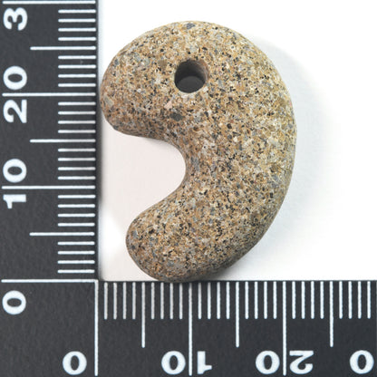 島根県産 出雲石（来待石）勾玉 27.5x20.5x10.6mm #QB113