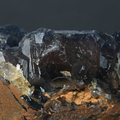 パキスタン産ブラックフローライト（赤色蛍光）原石 94x60x78mm #RJ204