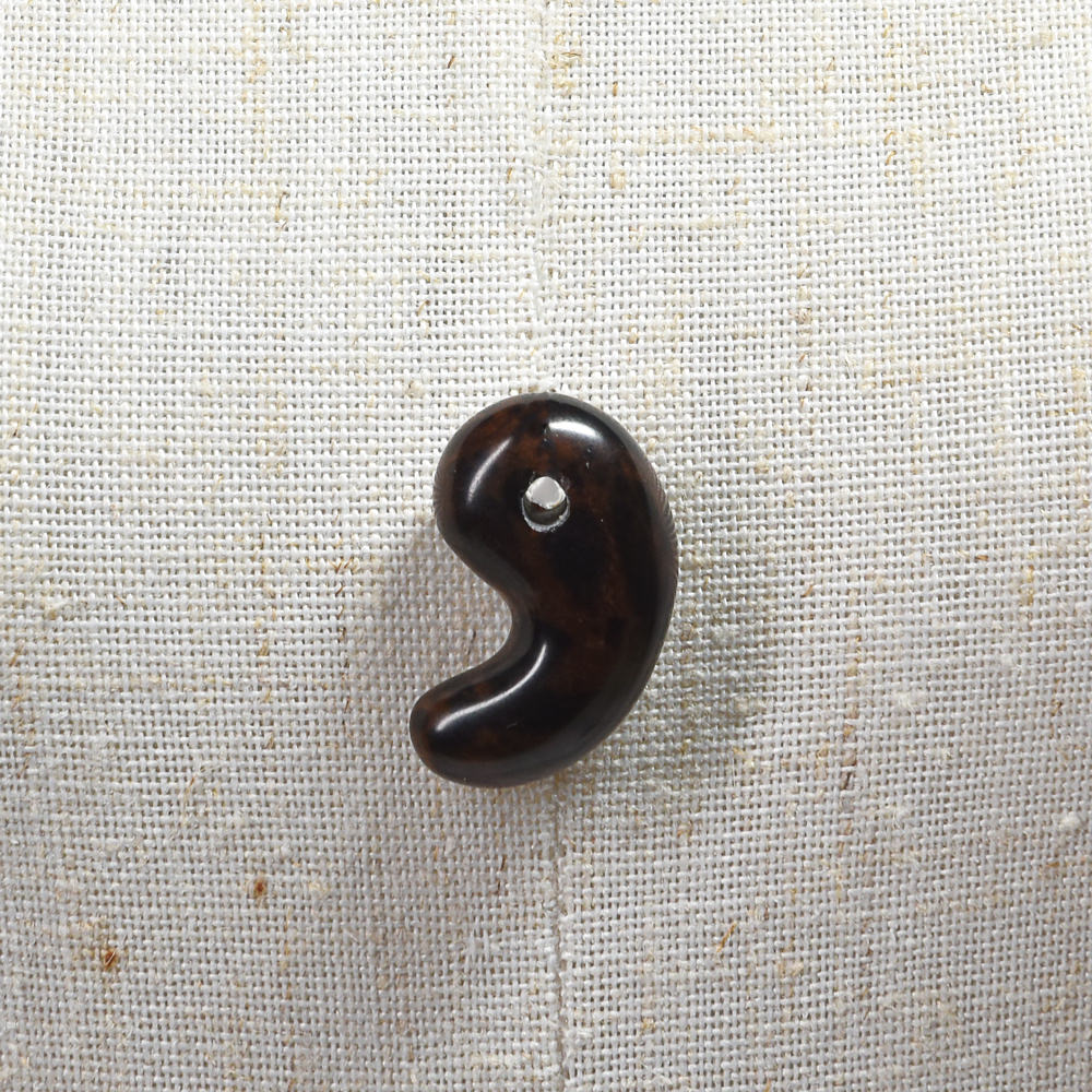 北海道産 紅十勝石（ヴァーミリオンオブシディアン） 勾玉 21.6x13.5x8.4mm #RM025