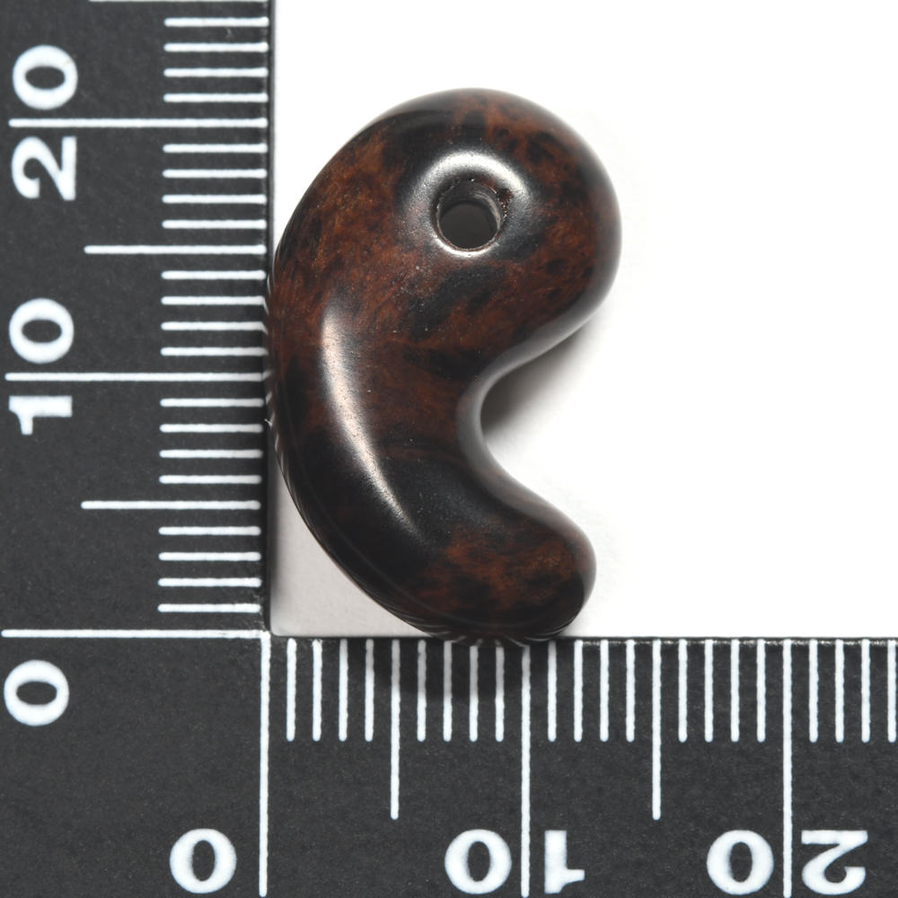 北海道産 紅十勝石（ヴァーミリオンオブシディアン） 勾玉 21.6x13.5x8.4mm #RM025