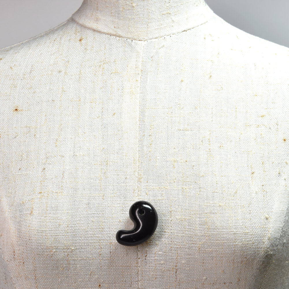 香川県産 サヌカイト 勾玉 20x14mm #SA110