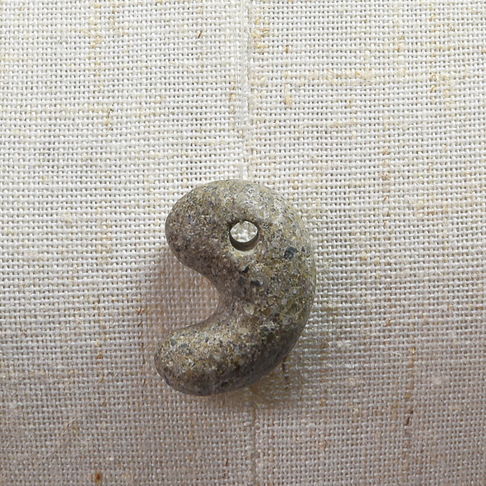 島根県産 出雲石（来待石）勾玉 22x15.6x9mm #SC052