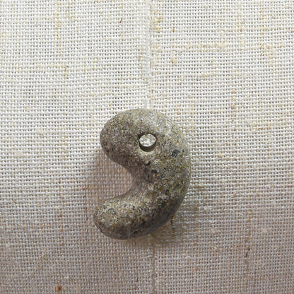 島根県産 出雲石（来待石）勾玉 22x15.6x9mm #SC052