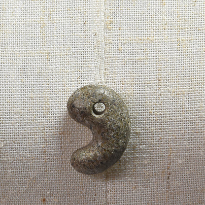 島根県産 出雲石（来待石） 勾玉 22.8x15.7x8.3mm #SC053