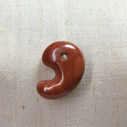 佐渡赤玉石 勾玉 34x25mm #SD082