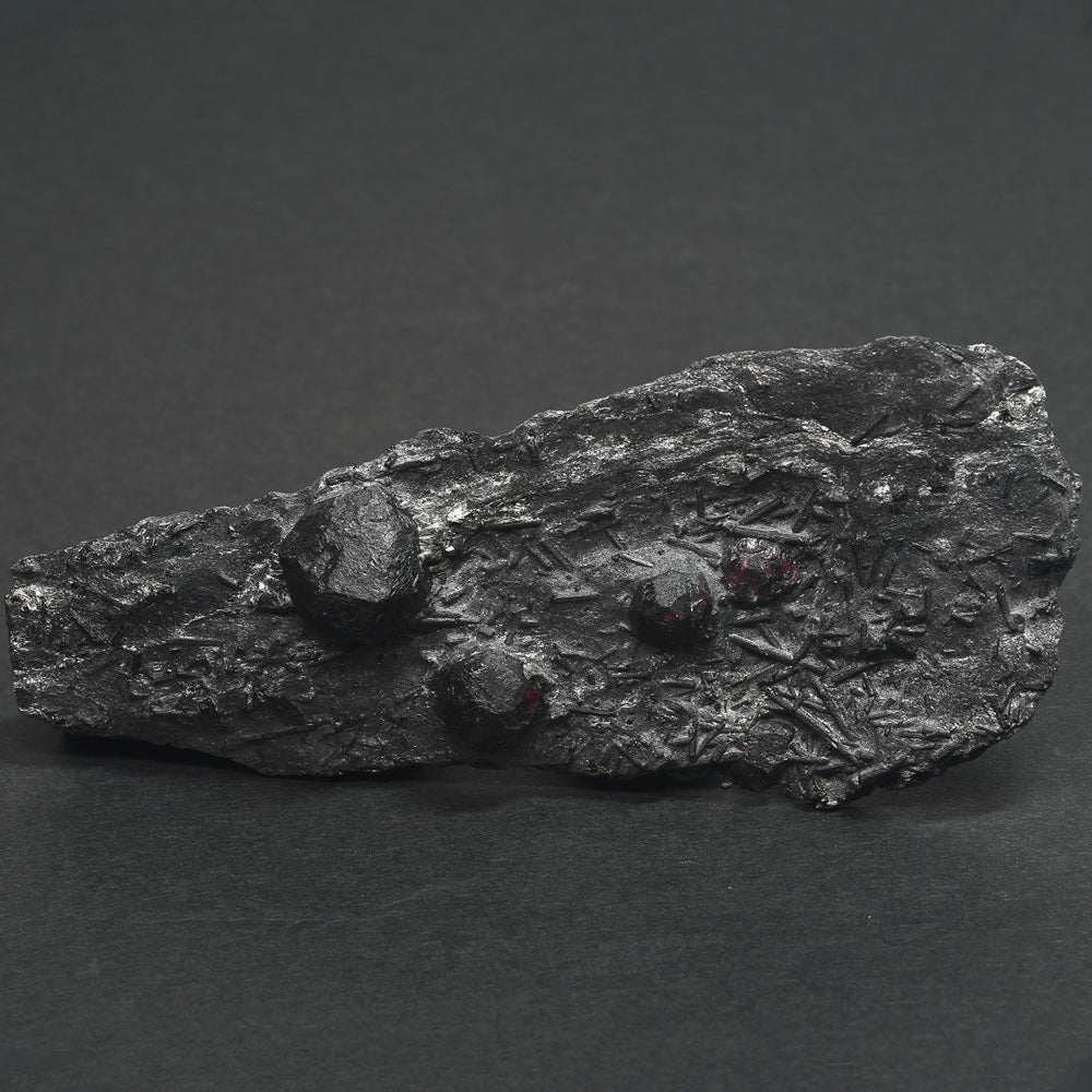 [鑑別付]アメリカ・レッドエンバーズ鉱山産ガーネットオングラファイト 原石 53.1x121x20.3mm #SE297