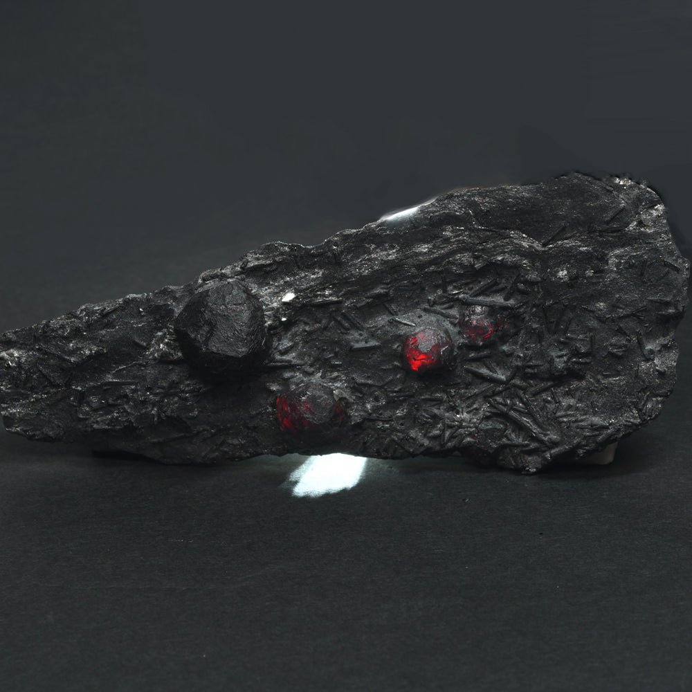 [鑑別付]アメリカ・レッドエンバーズ鉱山産ガーネットオングラファイト 原石 53.1x121x20.3mm #SE297