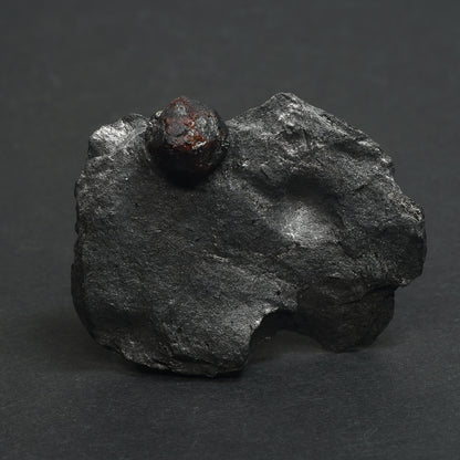 [鑑別付]アメリカ・レッドエンバーズ鉱山産ガーネットオングラファイト 原石 60.7x44.3x12.6mm #SE299
