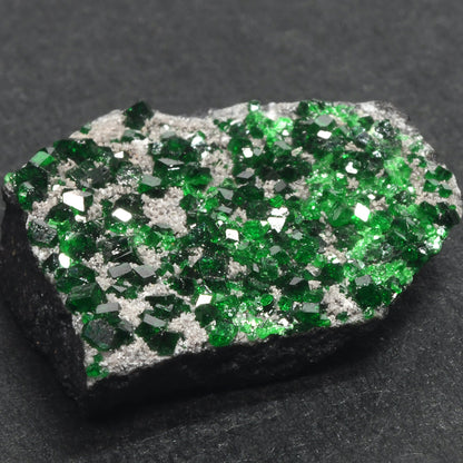 [鑑別付]ロシア・ウラル産ウバロバイトガーネット 原石 16.4x14.7x4.6mm #SE302