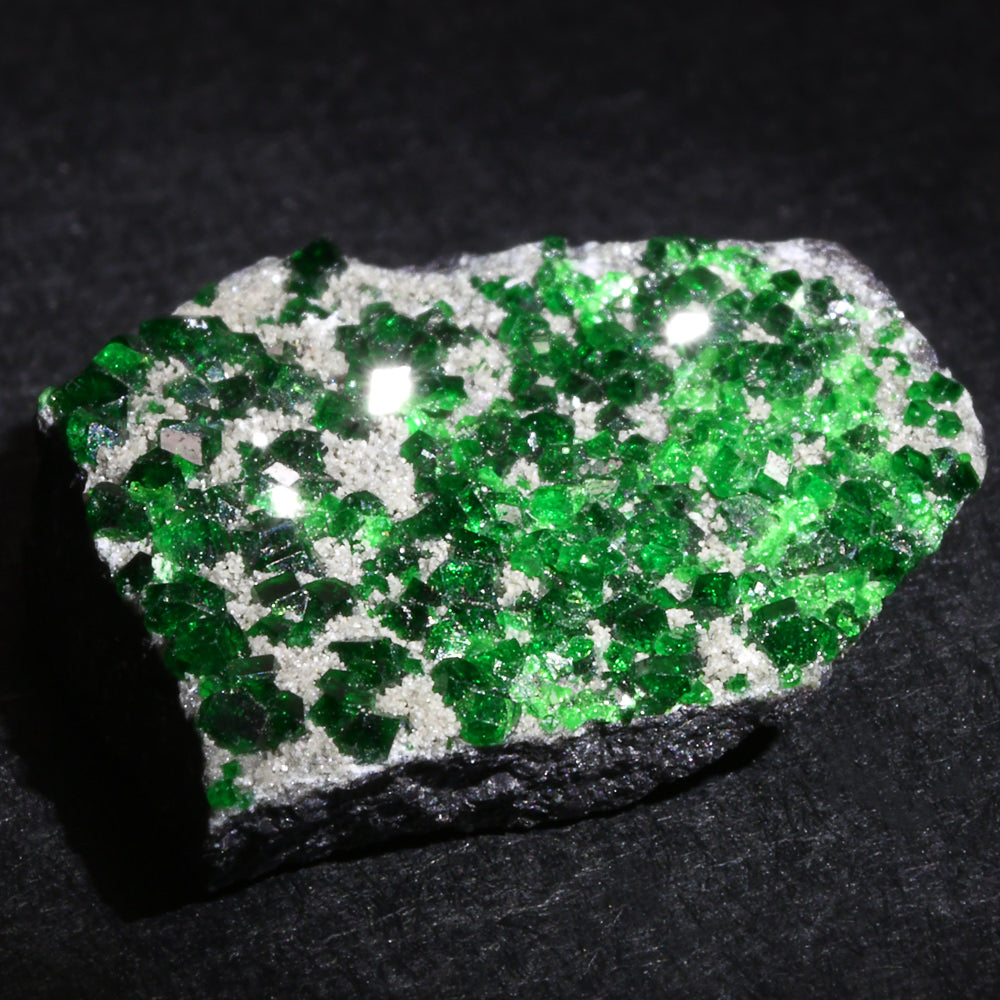 [鑑別付]ロシア・ウラル産ウバロバイトガーネット 原石 16.4x14.7x4.6mm #SE302