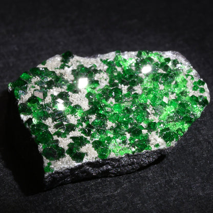 [鑑別付]ロシア・ウラル産ウバロバイトガーネット 原石 16.4x14.7x4.6mm #SE302