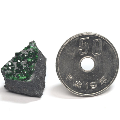 [鑑別付]ロシア・ウラル産ウバロバイトガーネット 原石 17.6x14.6x12.1mm #SE303