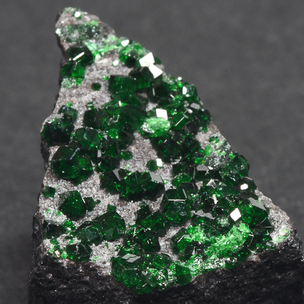 [鑑別付]ロシア・ウラル産ウバロバイトガーネット 原石 17.6x14.6x12.1mm #SE303