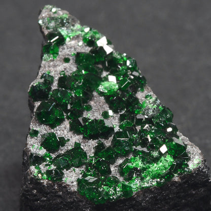 [鑑別付]ロシア・ウラル産ウバロバイトガーネット 原石 17.6x14.6x12.1mm #SE303