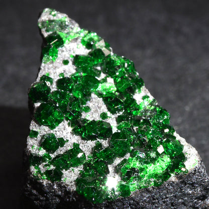 [鑑別付]ロシア・ウラル産ウバロバイトガーネット 原石 17.6x14.6x12.1mm #SE303