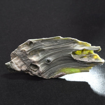 カナダ・ジェフリー鉱山産デマントイドガーネット 原石 18.4x40.5x5.7mm #SE304