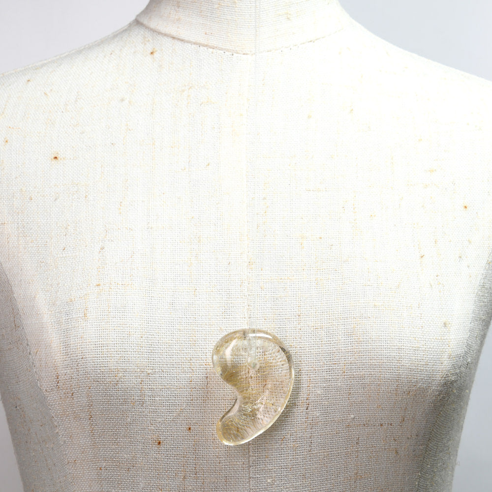 インド・マニハール産ヒマラヤ水晶  勾玉 31.9×23×10mm #SF157
