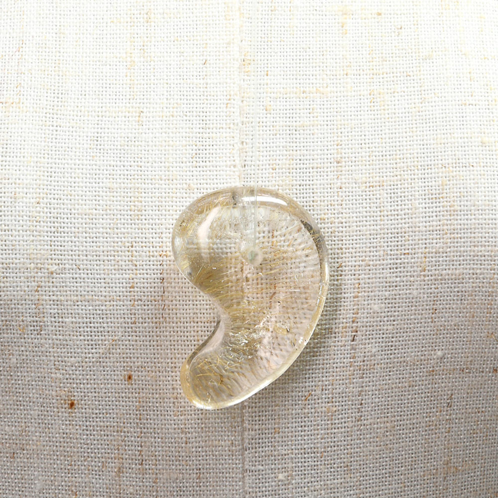 インド・マニハール産ヒマラヤ水晶  勾玉 31.9×23×10mm #SF157
