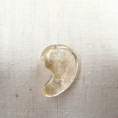 インド・マニハール産ヒマラヤ水晶  勾玉 31.9×23×10mm #SF157