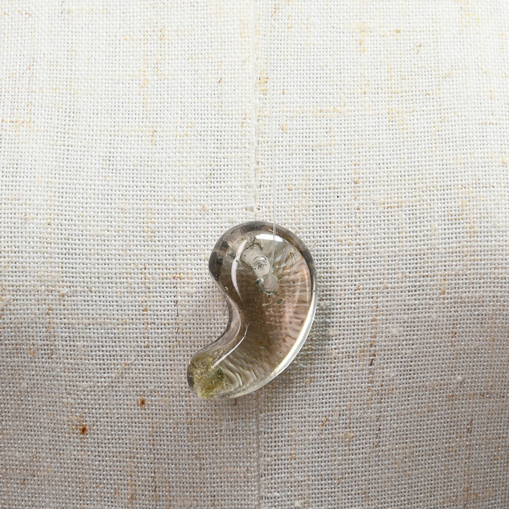 インド・マニハール産ヒマラヤ水晶  勾玉 24.8×15.3×10.3mm #SF166