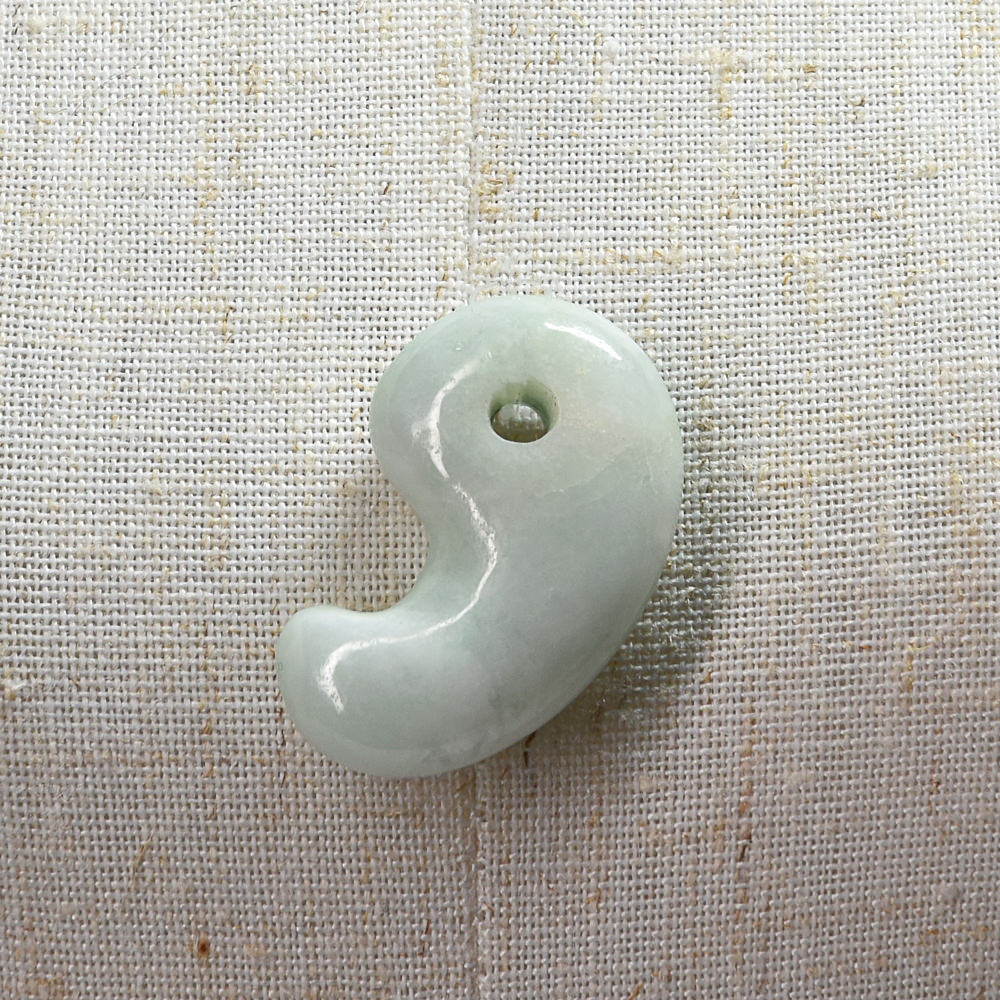 [鑑別付] 糸魚川翡翠 勾玉 30x20x10mm #UC110